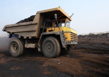 Ciężarówka załadowana węglem, który trafi do klienta z Aleksandrowa Kujawskiego
